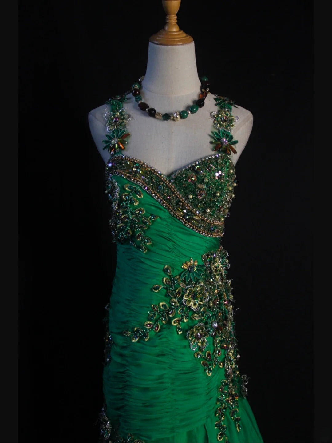 Robe de bal longue vintage sirène en mousseline verte, bustier cœur, années 1950, avec corsage plissé à volants et perles. Inspiration tenue d'anniversaire ou robe de soirée AS417