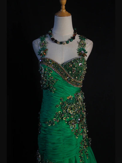 Robe de bal longue vintage sirène en mousseline verte, bustier cœur, années 1950, avec corsage plissé à volants et perles. Inspiration tenue d'anniversaire ou robe de soirée AS417