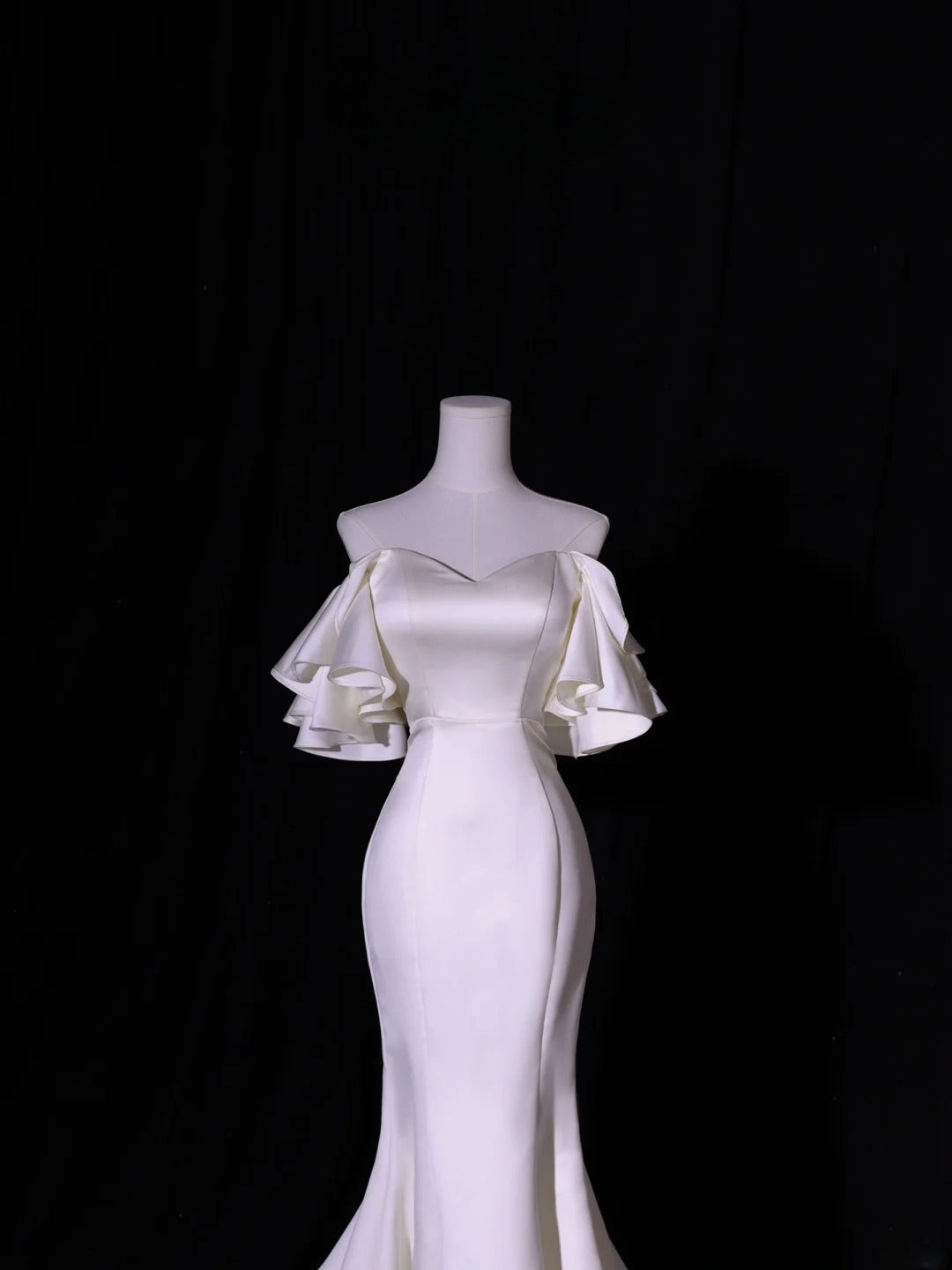Schlichtes langes Brautkleid im Meerjungfrauenstil mit schulterfreiem Schnitt und kurzen Ärmeln aus seidigem Satin für Bräute, weißes figurbetontes Brautkleid AS417
