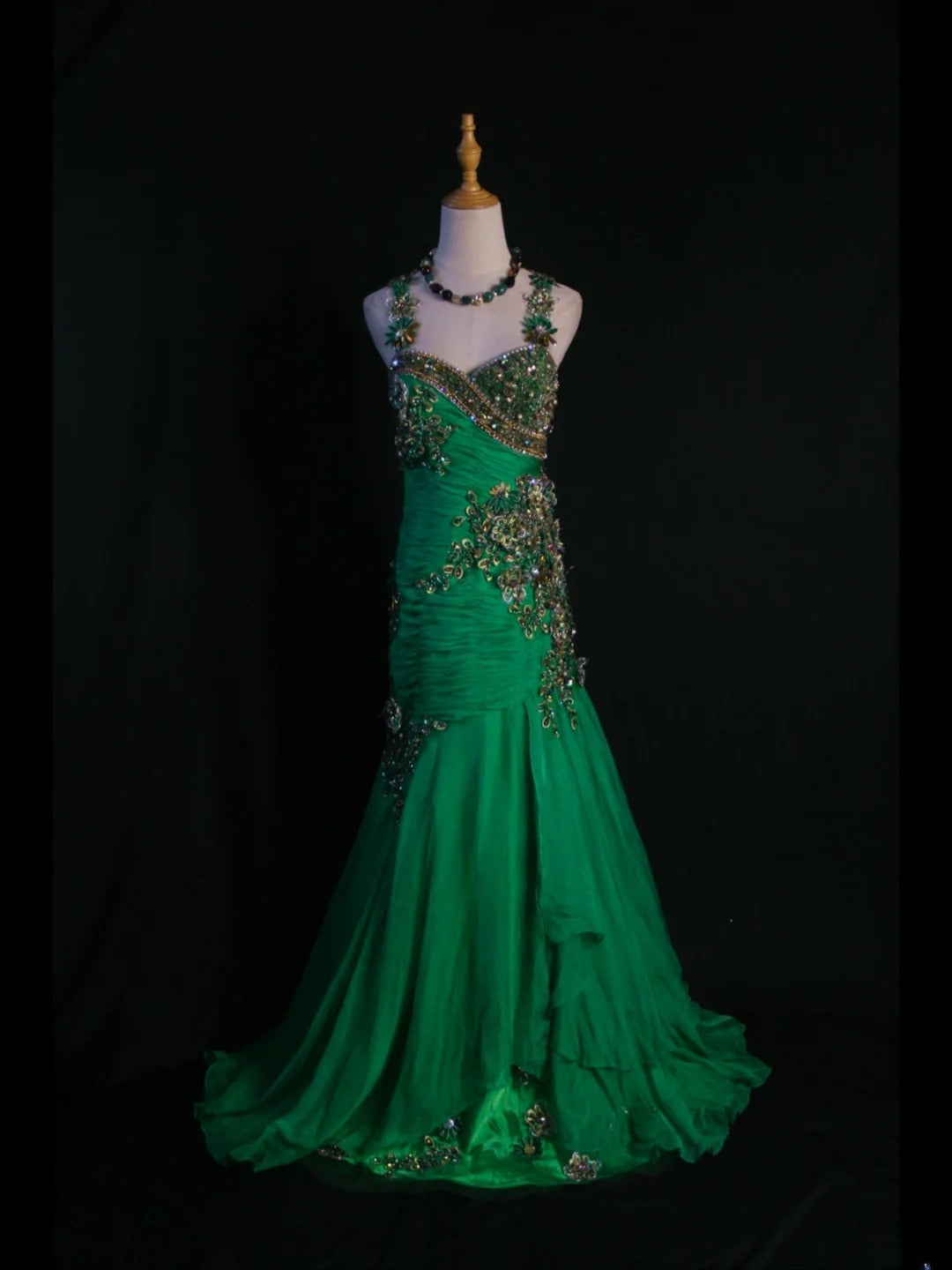 Robe de bal longue vintage sirène en mousseline verte, bustier cœur, années 1950, avec corsage plissé à volants et perles. Inspiration tenue d'anniversaire ou robe de soirée AS417