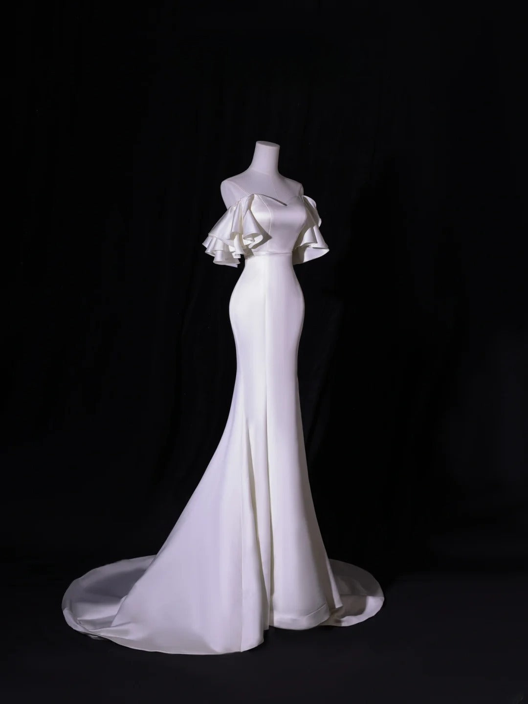 Schlichtes langes Brautkleid im Meerjungfrauenstil mit schulterfreiem Schnitt und kurzen Ärmeln aus seidigem Satin für Bräute, weißes figurbetontes Brautkleid AS417