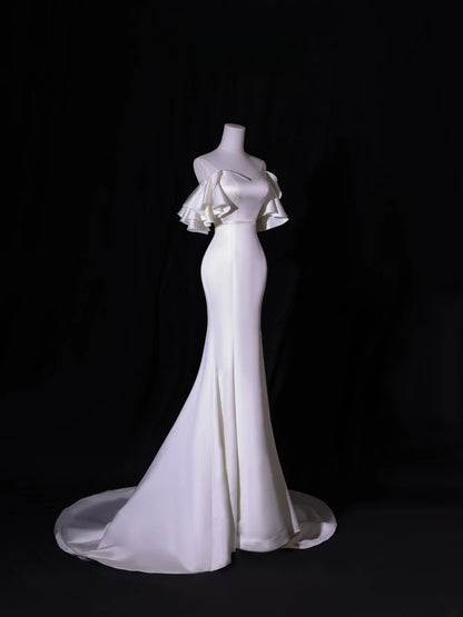 Schlichtes langes Brautkleid im Meerjungfrauenstil mit schulterfreiem Schnitt und kurzen Ärmeln aus seidigem Satin für Bräute, weißes figurbetontes Brautkleid AS417