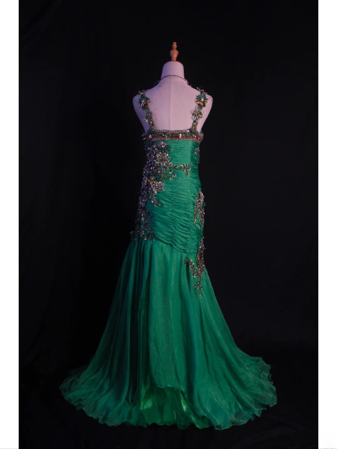 Robe de bal longue vintage sirène en mousseline verte, bustier cœur, années 1950, avec corsage plissé à volants et perles. Inspiration tenue d'anniversaire ou robe de soirée AS417