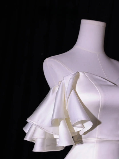 Schlichtes langes Brautkleid im Meerjungfrauenstil mit schulterfreiem Schnitt und kurzen Ärmeln aus seidigem Satin für Bräute, weißes figurbetontes Brautkleid AS417