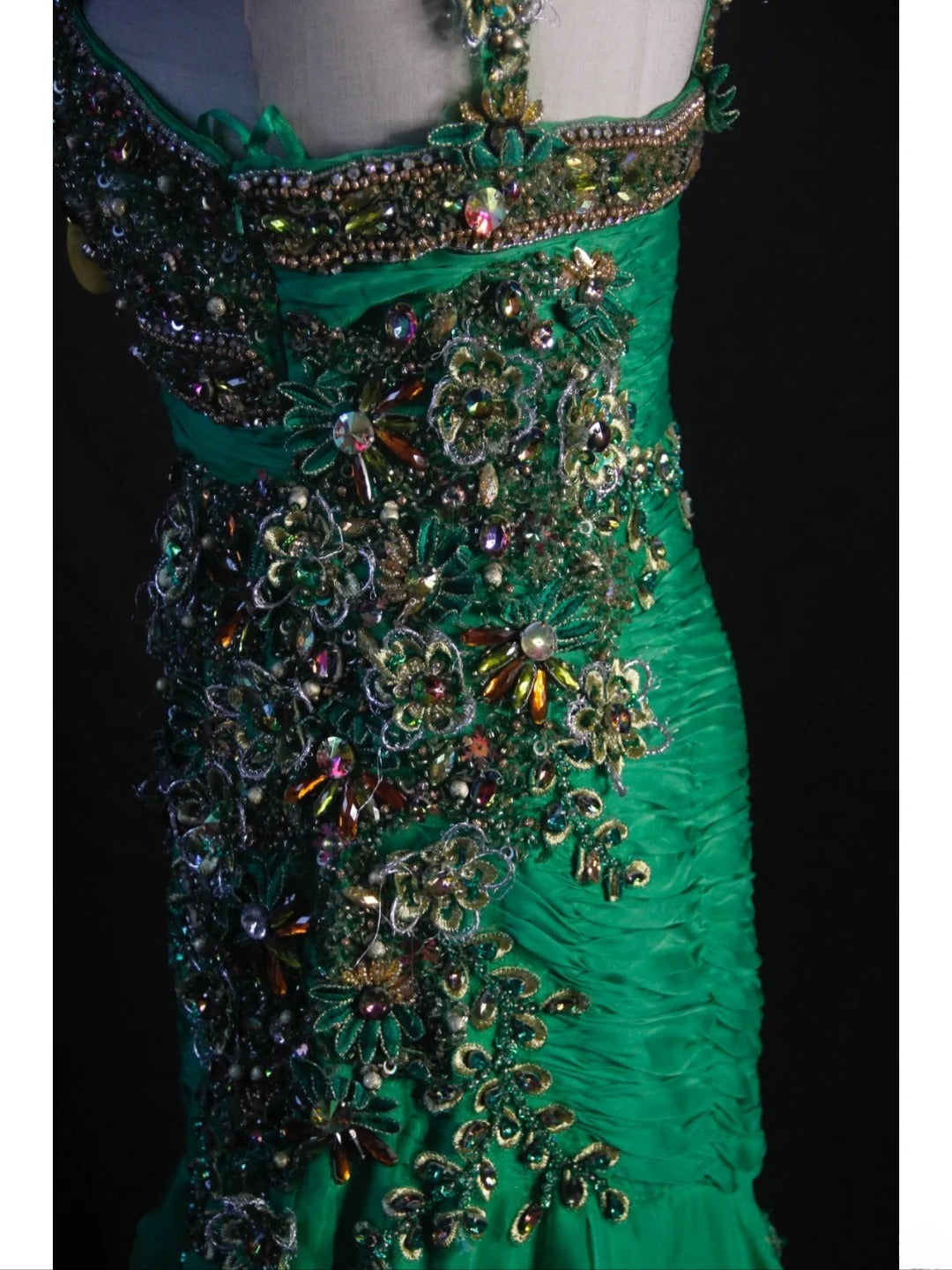 Robe de bal longue vintage sirène en mousseline verte, bustier cœur, années 1950, avec corsage plissé à volants et perles. Inspiration tenue d'anniversaire ou robe de soirée AS417