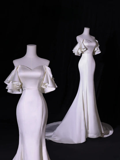 Schlichtes langes Brautkleid im Meerjungfrauenstil mit schulterfreiem Schnitt und kurzen Ärmeln aus seidigem Satin für Bräute, weißes figurbetontes Brautkleid AS417