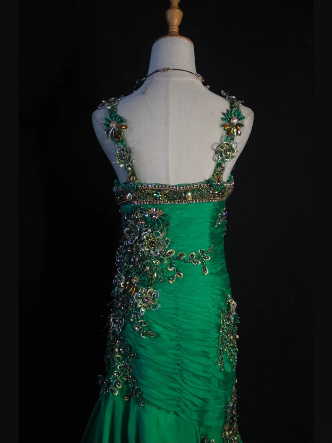 Robe de bal longue vintage sirène en mousseline verte, bustier cœur, années 1950, avec corsage plissé à volants et perles. Inspiration tenue d'anniversaire ou robe de soirée AS417