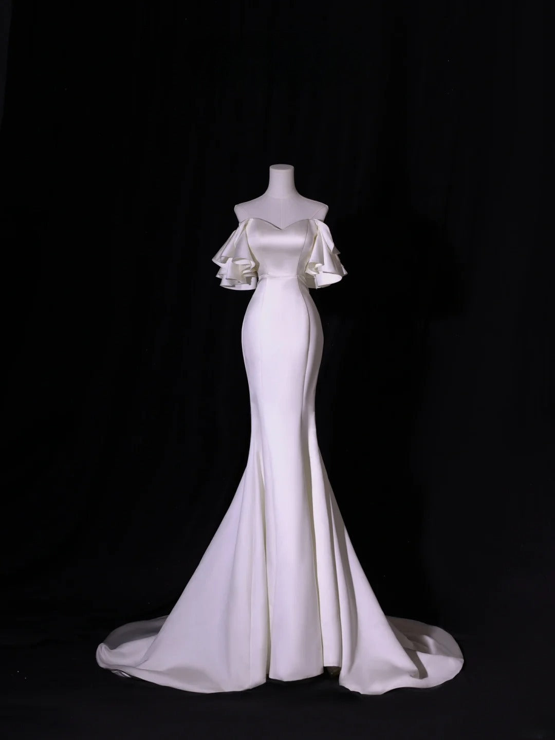 Schlichtes langes Brautkleid im Meerjungfrauenstil mit schulterfreiem Schnitt und kurzen Ärmeln aus seidigem Satin für Bräute, weißes figurbetontes Brautkleid AS417