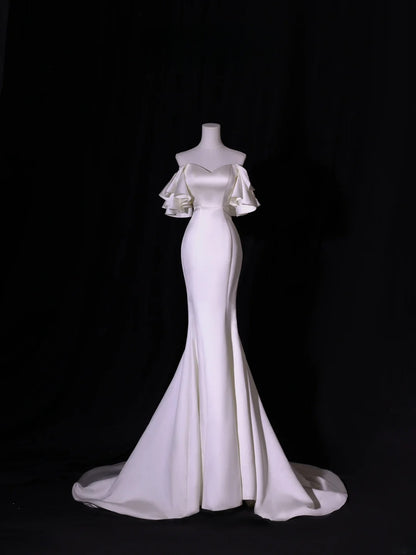 Schlichtes langes Brautkleid im Meerjungfrauenstil mit schulterfreiem Schnitt und kurzen Ärmeln aus seidigem Satin für Bräute, weißes figurbetontes Brautkleid AS417
