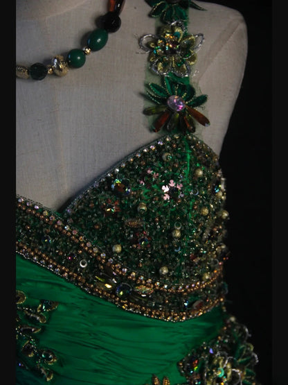 Robe de bal longue vintage sirène en mousseline verte, bustier cœur, années 1950, avec corsage plissé à volants et perles. Inspiration tenue d'anniversaire ou robe de soirée AS417