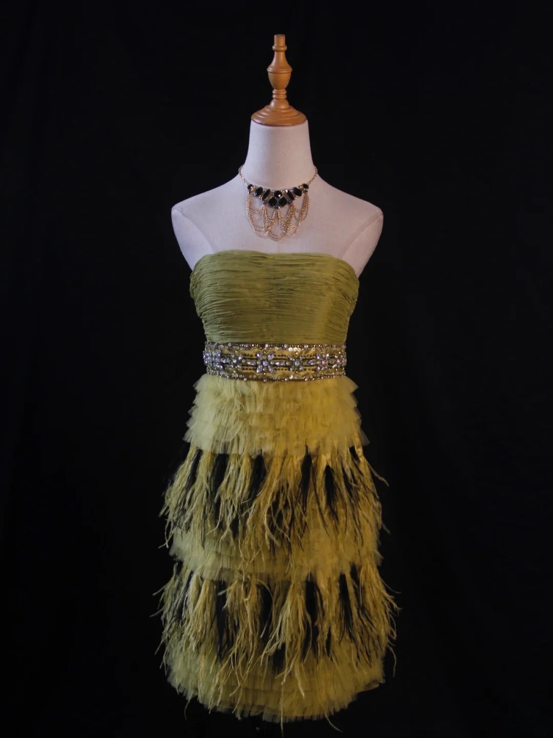 Robe courte vintage trapèze sans bretelles en tulle vert olive ornée de perles et de plumes, idéale pour un 16e anniversaire, un bal de promo ou une soirée cocktail (AS418)