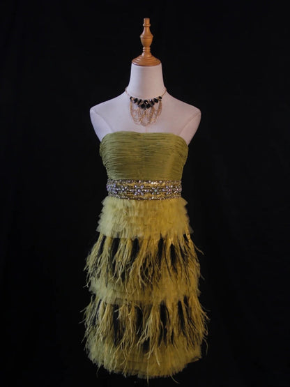 Robe courte vintage trapèze sans bretelles en tulle vert olive ornée de perles et de plumes, idéale pour un 16e anniversaire, un bal de promo ou une soirée cocktail (AS418)