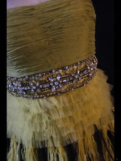 Robe courte vintage trapèze sans bretelles en tulle vert olive ornée de perles et de plumes, idéale pour un 16e anniversaire, un bal de promo ou une soirée cocktail (AS418)