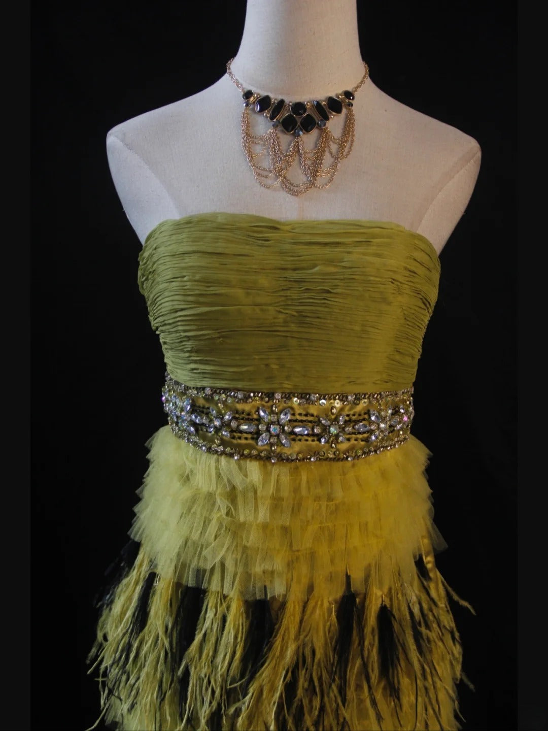 Robe courte vintage trapèze sans bretelles en tulle vert olive ornée de perles et de plumes, idéale pour un 16e anniversaire, un bal de promo ou une soirée cocktail (AS418)