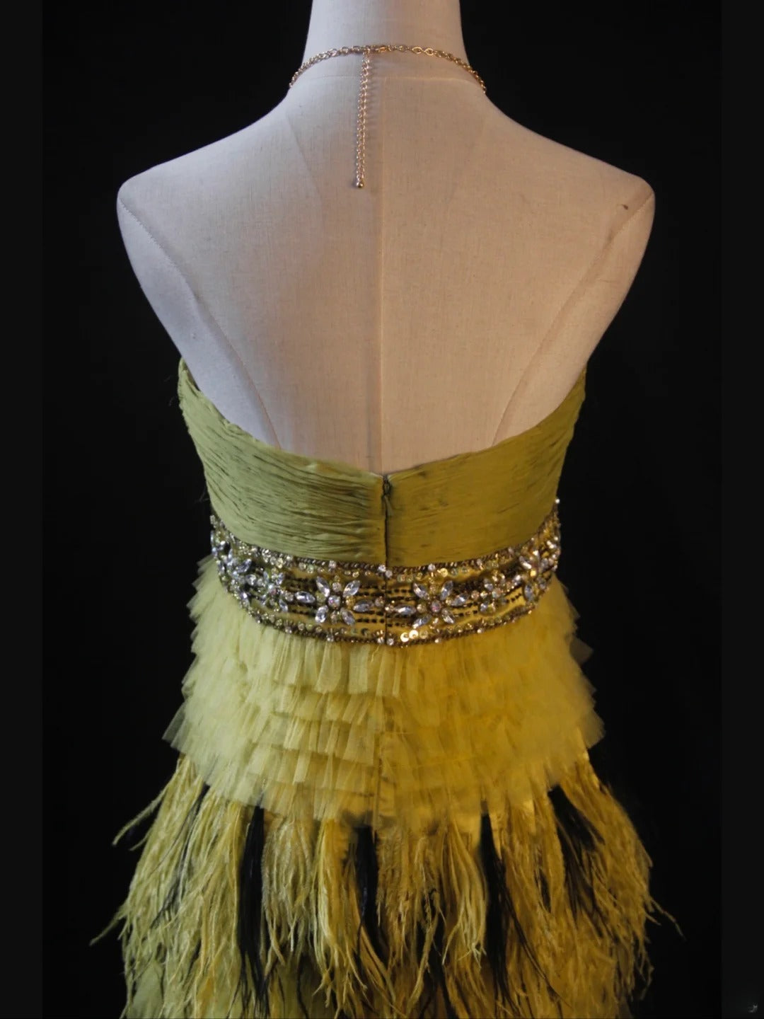 Robe courte vintage trapèze sans bretelles en tulle vert olive ornée de perles et de plumes, idéale pour un 16e anniversaire, un bal de promo ou une soirée cocktail (AS418)