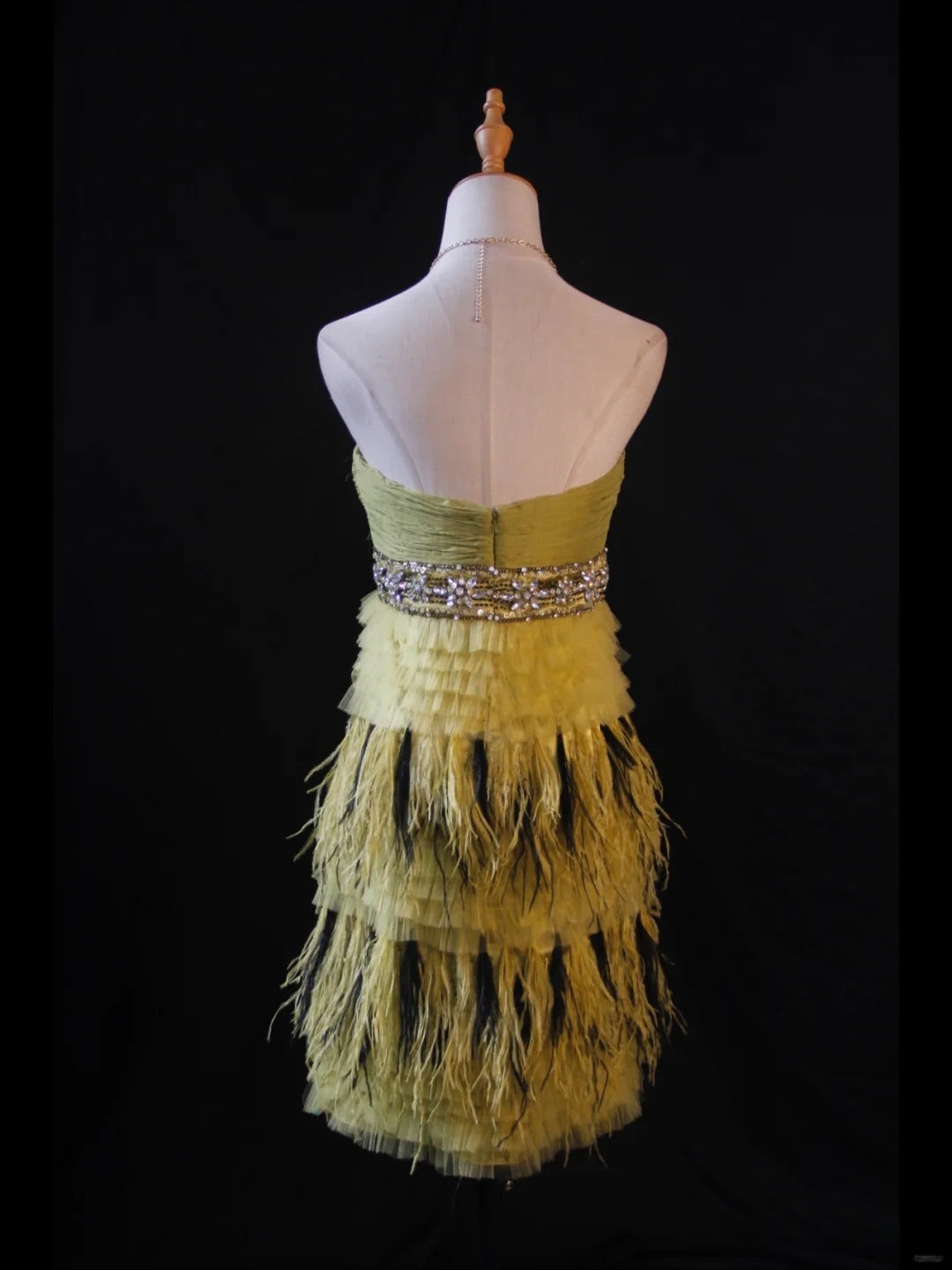 Robe courte vintage trapèze sans bretelles en tulle vert olive ornée de perles et de plumes, idéale pour un 16e anniversaire, un bal de promo ou une soirée cocktail (AS418)
