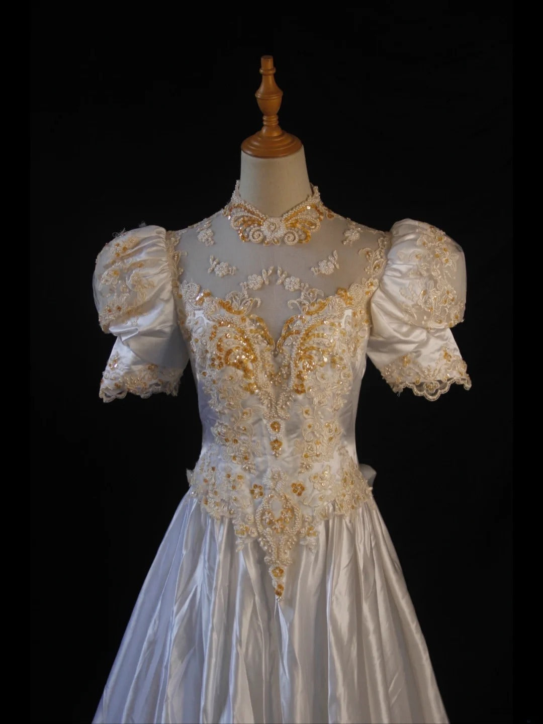Elegantes Vintage-Brautkleid für Damen mit hohem Kragen, Ärmeln und Schleppe aus Satin, Modell AS422