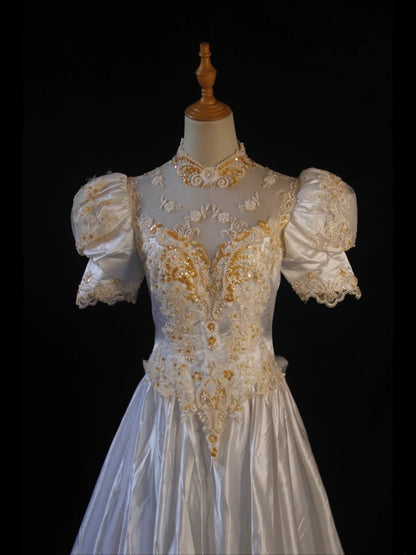 Elegantes Vintage-Brautkleid für Damen mit hohem Kragen, Ärmeln und Schleppe aus Satin, Modell AS422