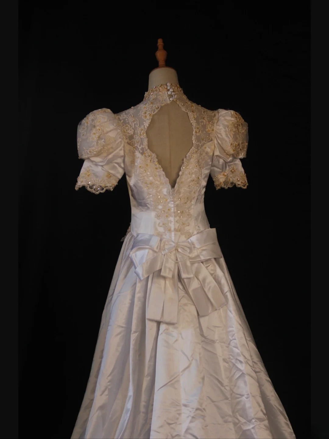 Elegantes Vintage-Brautkleid für Damen mit hohem Kragen, Ärmeln und Schleppe aus Satin, Modell AS422