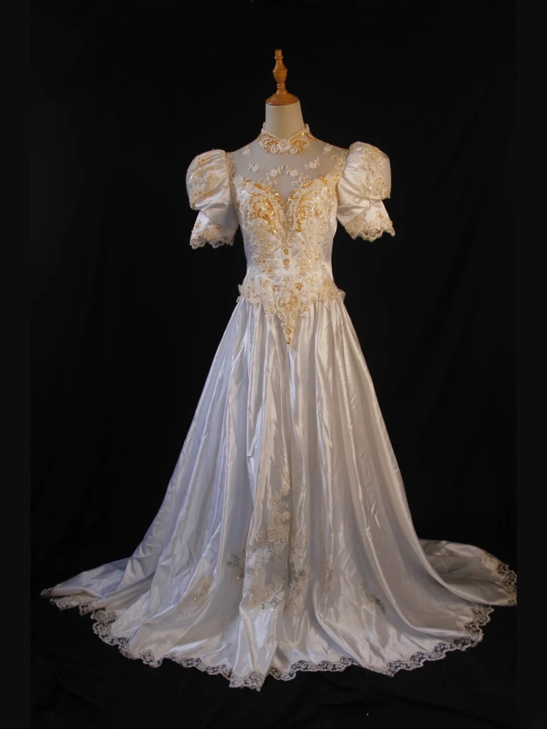 Elegantes Vintage-Brautkleid für Damen mit hohem Kragen, Ärmeln und Schleppe aus Satin, Modell AS422