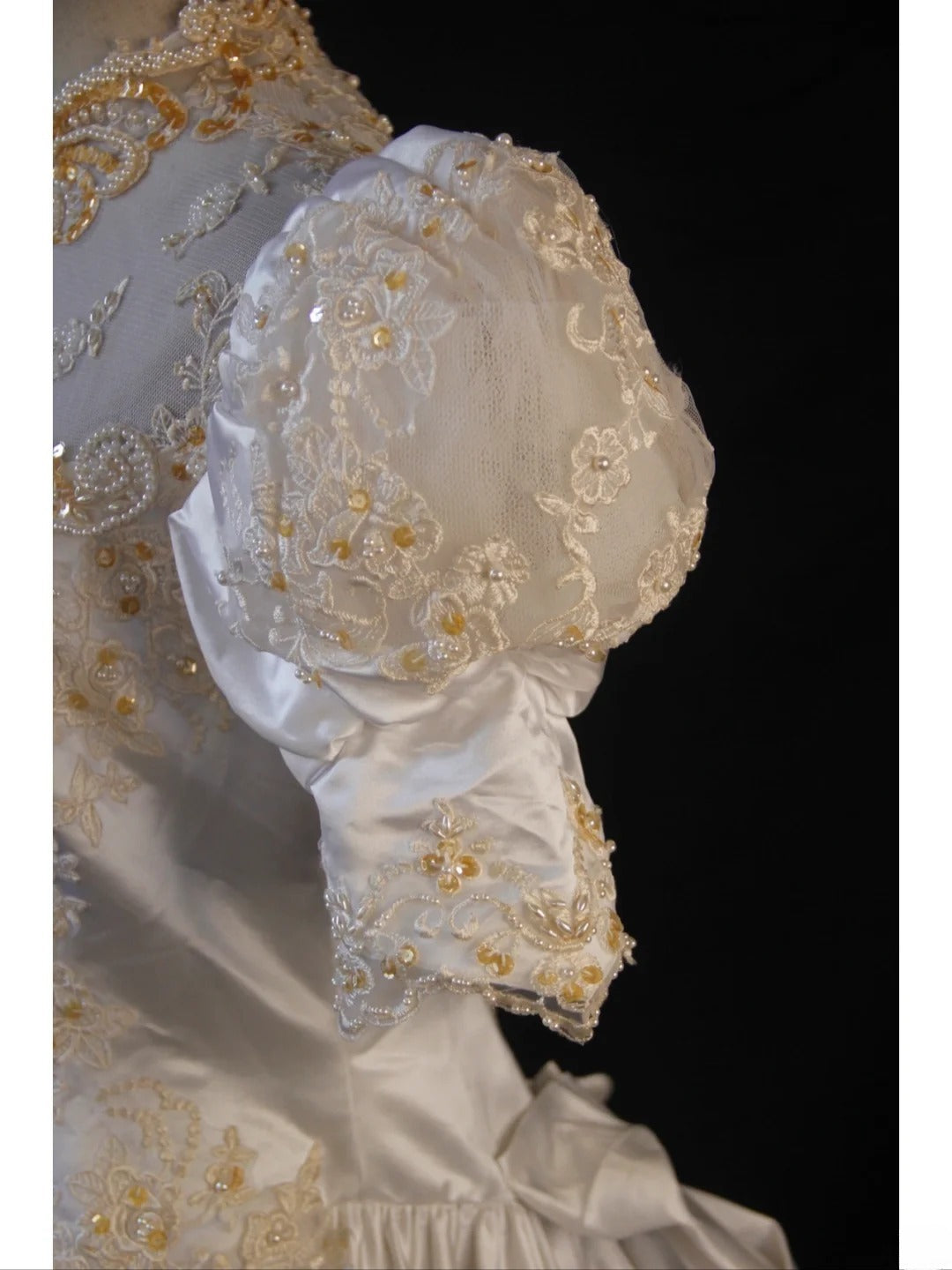 Elegantes Vintage-Brautkleid für Damen mit hohem Kragen, Ärmeln und Schleppe aus Satin, Modell AS422