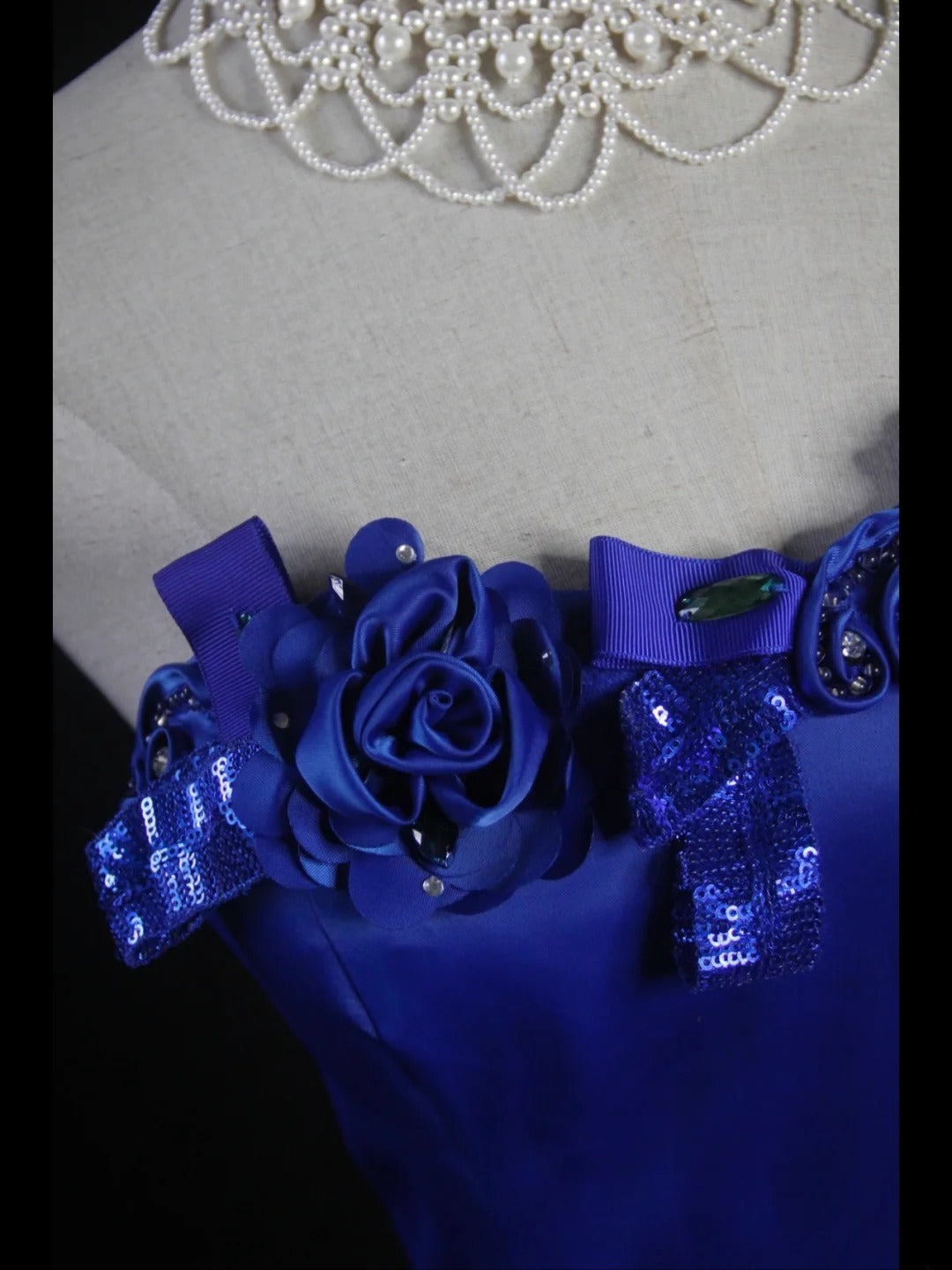 Robe de bal longue sirène rétro années 50, asymétrique, en satin bleu roi à fleurs et fente. Inspiration pour une tenue de 22 ans ou une robe de soirée (AS425).