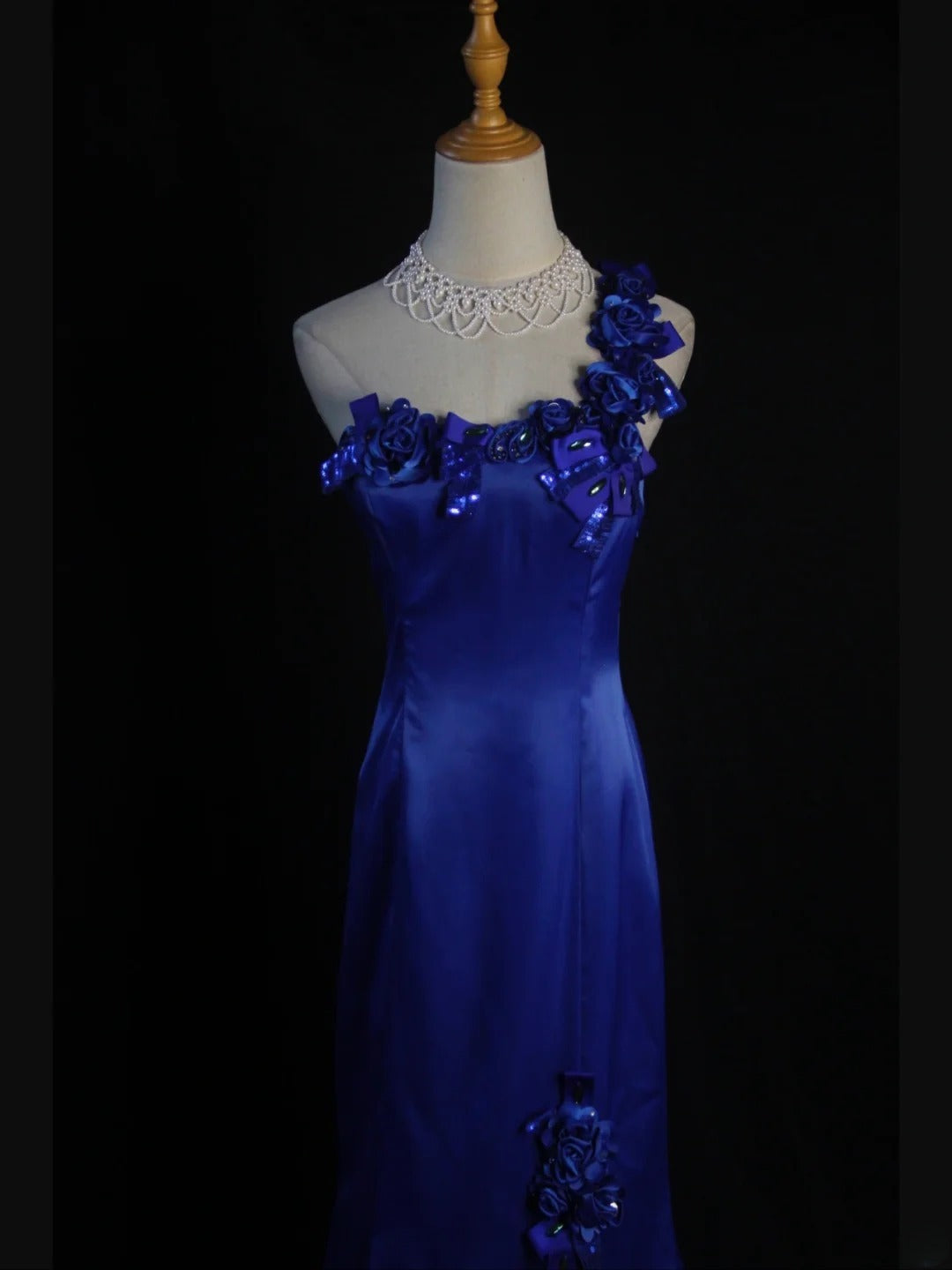 Robe de bal longue sirène rétro années 50, asymétrique, en satin bleu roi à fleurs et fente. Inspiration pour une tenue de 22 ans ou une robe de soirée (AS425).