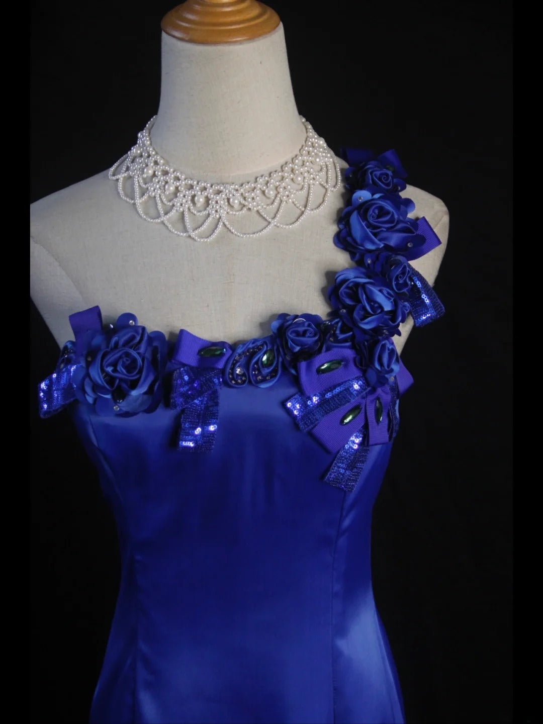 Robe de bal longue sirène rétro années 50, asymétrique, en satin bleu roi à fleurs et fente. Inspiration pour une tenue de 22 ans ou une robe de soirée (AS425).