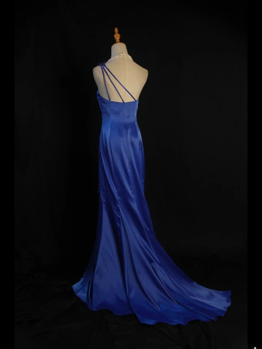 Robe de bal longue sirène rétro années 50, asymétrique, en satin bleu roi à fleurs et fente. Inspiration pour une tenue de 22 ans ou une robe de soirée (AS425).