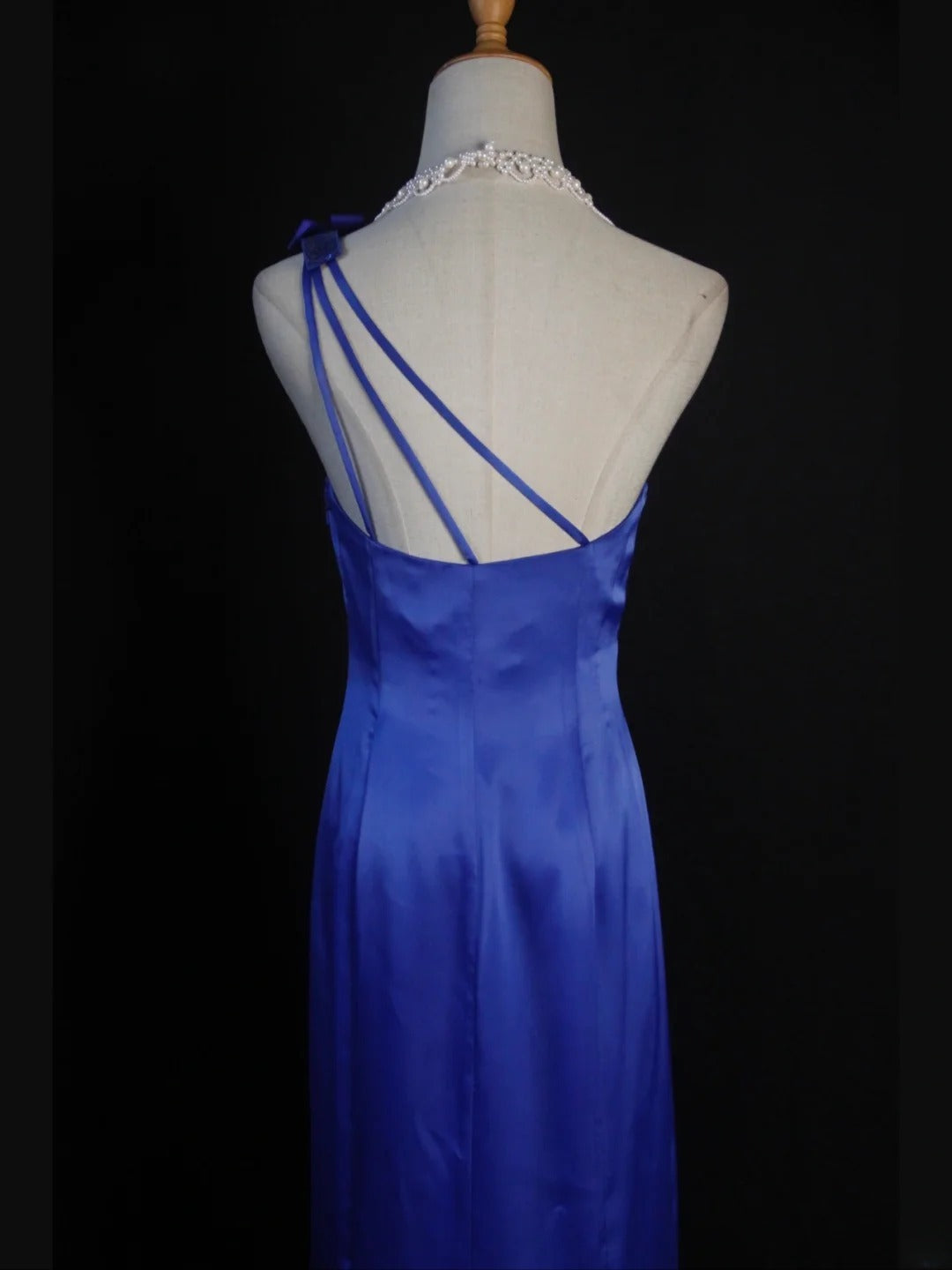 Robe de bal longue sirène rétro années 50, asymétrique, en satin bleu roi à fleurs et fente. Inspiration pour une tenue de 22 ans ou une robe de soirée (AS425).