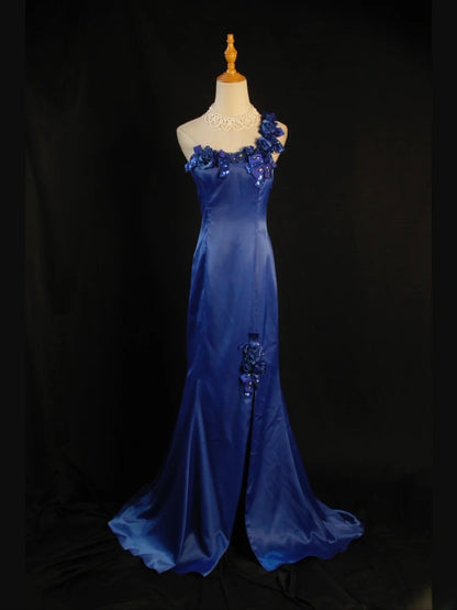 Robe de bal longue sirène rétro années 50, asymétrique, en satin bleu roi à fleurs et fente. Inspiration pour une tenue de 22 ans ou une robe de soirée (AS425).