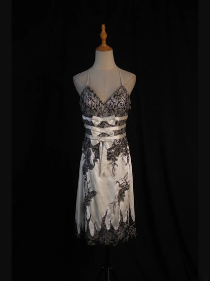 Vintage A-Linien-Halterkleid aus schwarzer Spitze mit Perlen und weißem kurzem Oberteil, ideal für den 18. Geburtstag, Homecoming oder als Cocktailkleid (AS430)