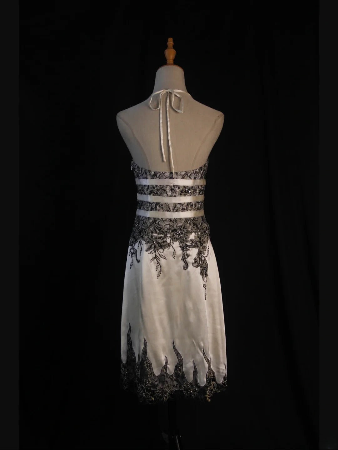 Vintage A-Linien-Halterkleid aus schwarzer Spitze mit Perlen und weißem kurzem Oberteil, ideal für den 18. Geburtstag, Homecoming oder als Cocktailkleid (AS430)