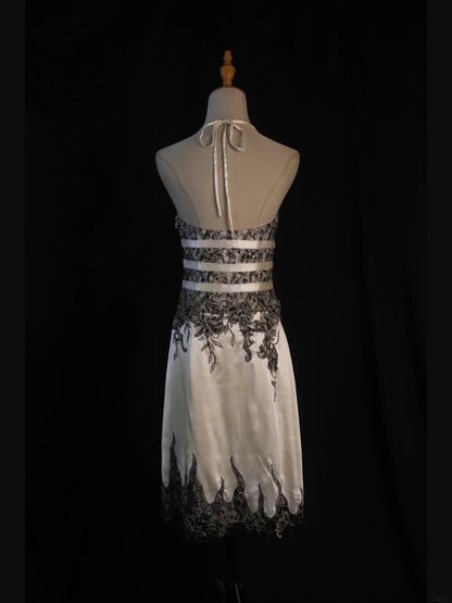 Vintage A-Linien-Halterkleid aus schwarzer Spitze mit Perlen und weißem kurzem Oberteil, ideal für den 18. Geburtstag, Homecoming oder als Cocktailkleid (AS430)