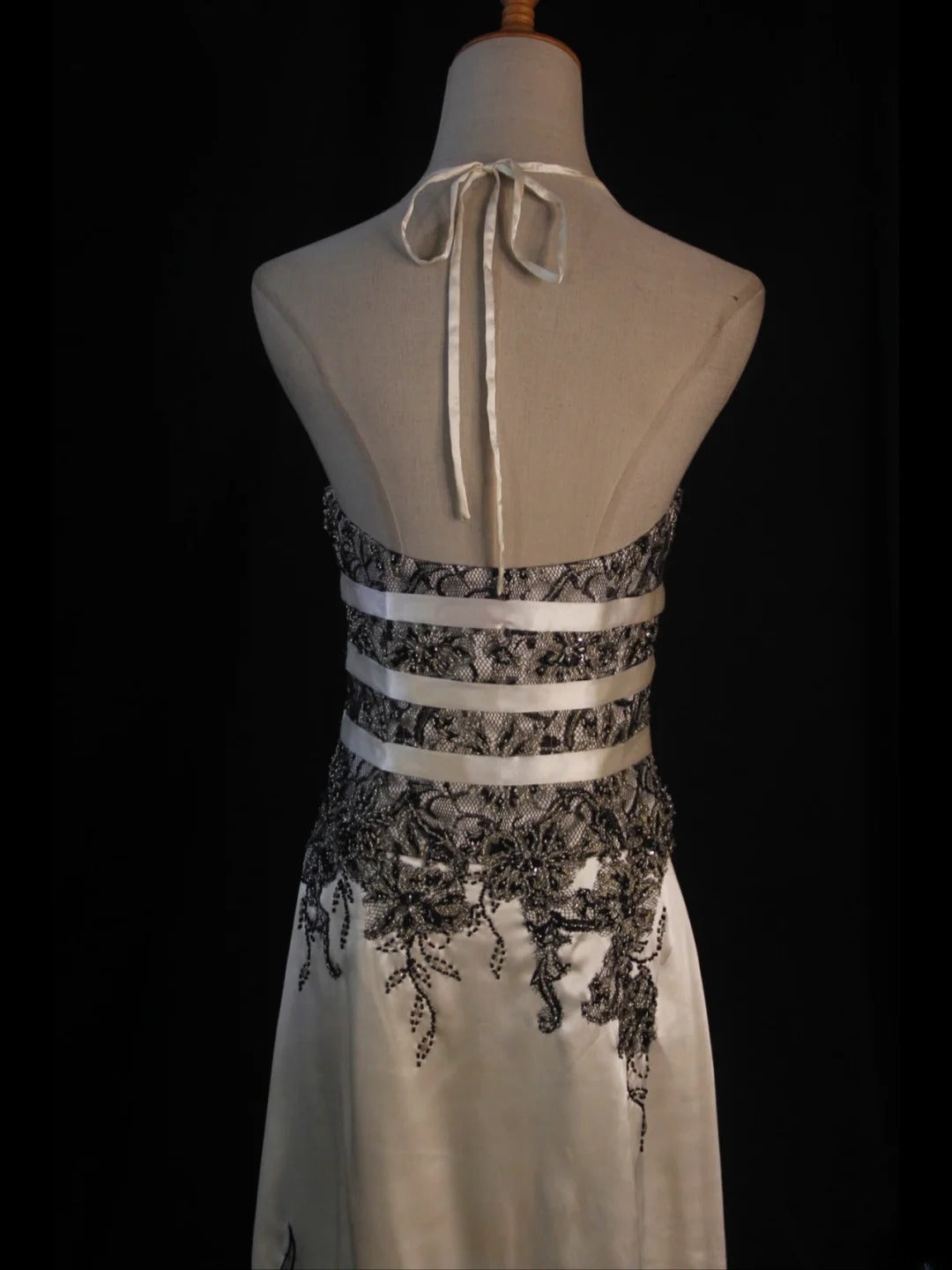 Vintage A-Linien-Halterkleid aus schwarzer Spitze mit Perlen und weißem kurzem Oberteil, ideal für den 18. Geburtstag, Homecoming oder als Cocktailkleid (AS430)