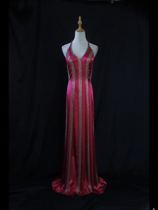 Robe de bal longue vintage années 1950 en satin rose fuchsia, coupe trapèze, dos nu, corsage orné de perles. Inspiration robe de soirée pour femme (AS432).