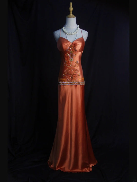 Robe de bal longue vintage sirène à fines bretelles en satin orange, style années 80, avec corsage perlé. Inspiration tenue d'anniversaire ou robe de soirée pour femme AS437