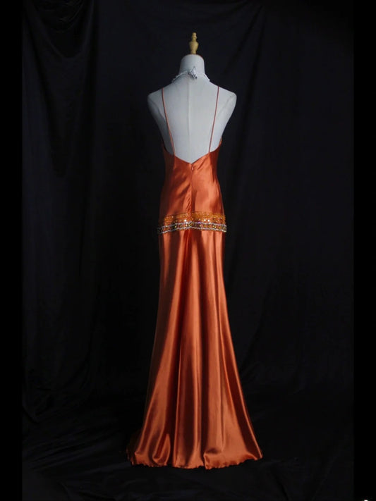 Robe de bal longue vintage sirène à fines bretelles en satin orange, style années 80, avec corsage perlé. Inspiration tenue d'anniversaire ou robe de soirée pour femme AS437