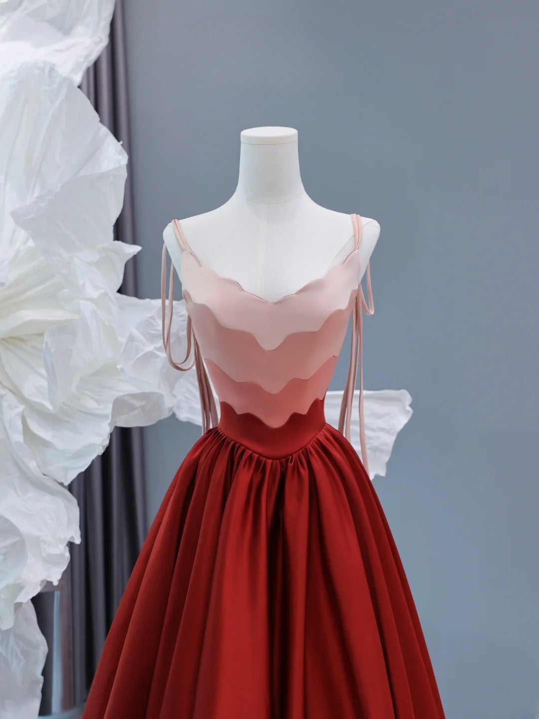 Elegantes, schlichtes A-Linien-Abendkleid mit Spaghettiträgern in Burgunderrot – ein beeindruckendes, langes Abendkleid aus Satin für Teenager und Gymnasien (AS438).