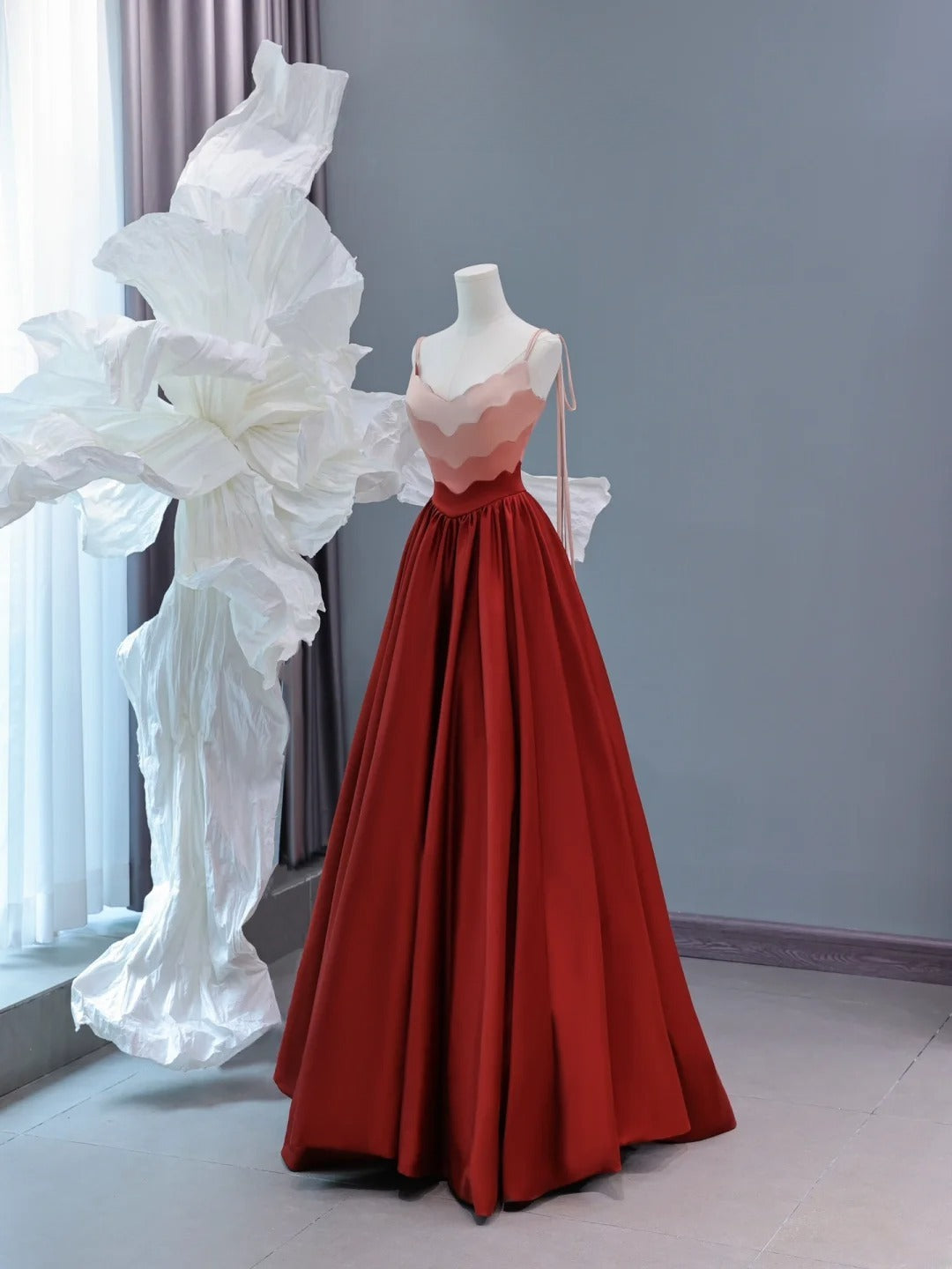 Elegantes, schlichtes A-Linien-Abendkleid mit Spaghettiträgern in Burgunderrot – ein beeindruckendes, langes Abendkleid aus Satin für Teenager und Gymnasien (AS438).