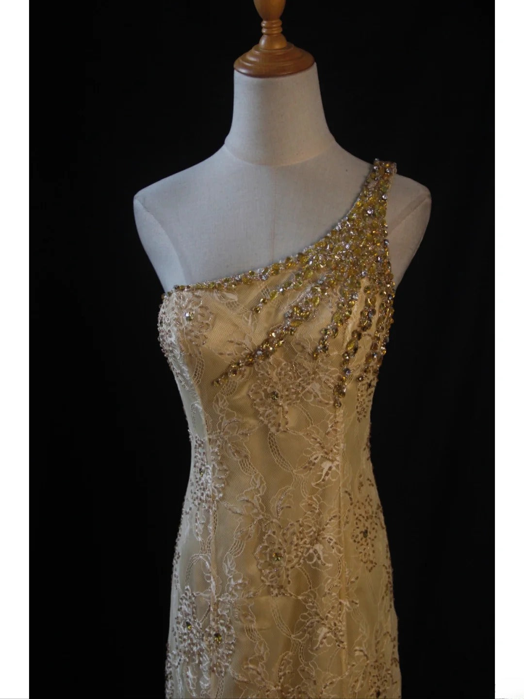 Robe de bal longue sirène rétro années 50, asymétrique, en mousseline jaune ornée de perles dorées et de dentelle. Inspiration pour une tenue de 22 ans ou une robe de soirée (AS440).