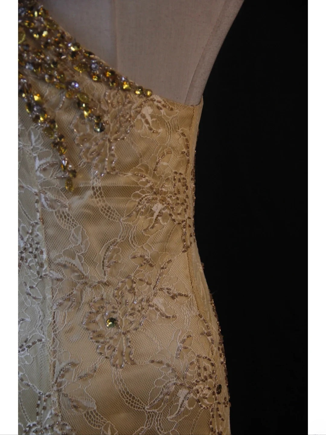Robe de bal longue sirène rétro années 50, asymétrique, en mousseline jaune ornée de perles dorées et de dentelle. Inspiration pour une tenue de 22 ans ou une robe de soirée (AS440).