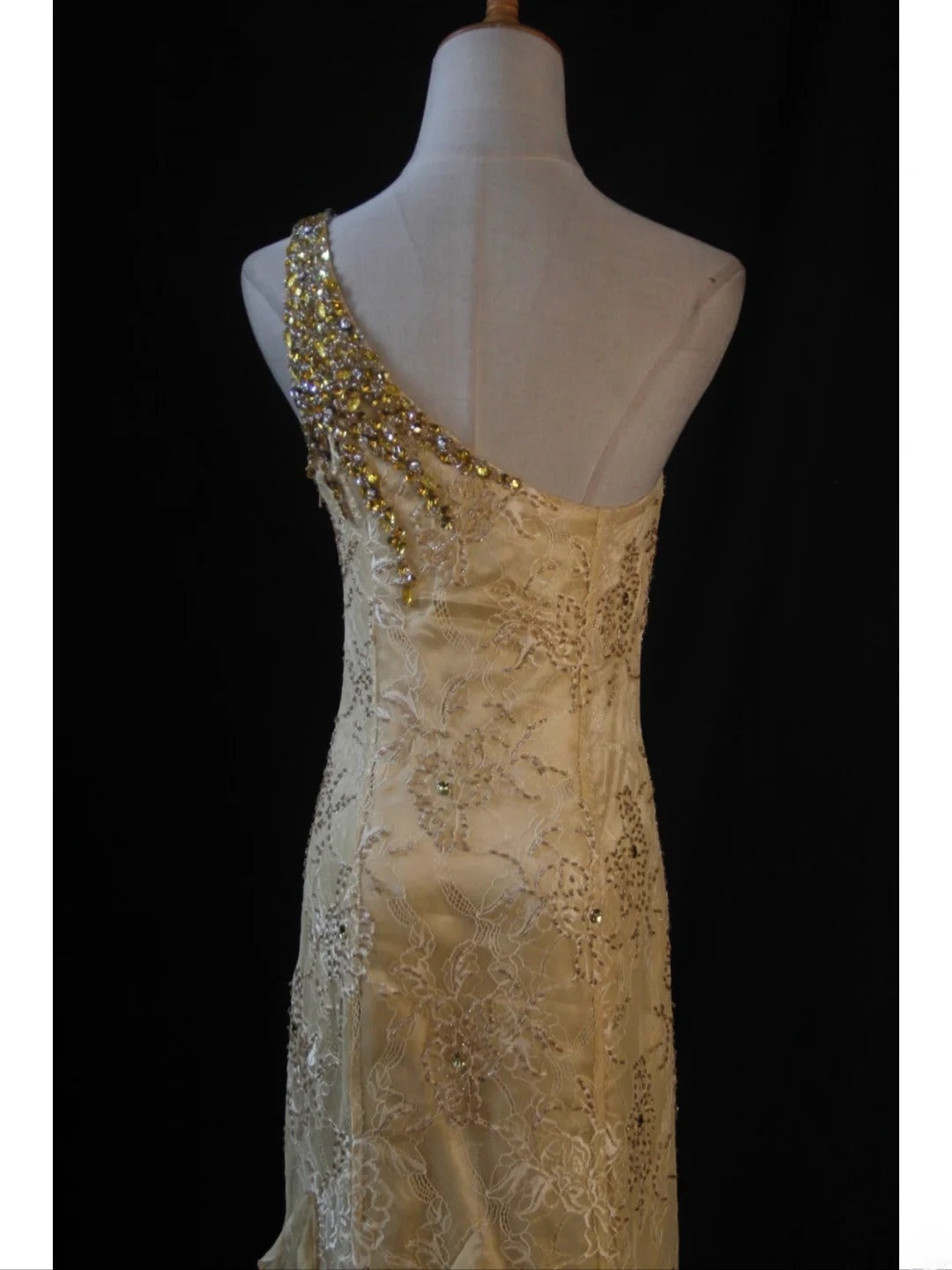 Robe de bal longue sirène rétro années 50, asymétrique, en mousseline jaune ornée de perles dorées et de dentelle. Inspiration pour une tenue de 22 ans ou une robe de soirée (AS440).