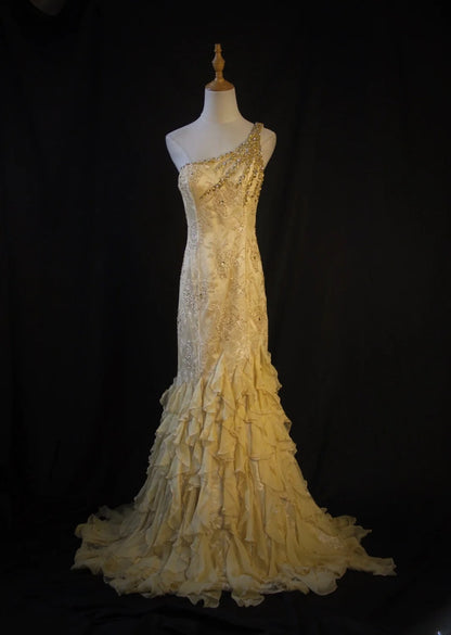 Robe de bal longue sirène rétro années 50, asymétrique, en mousseline jaune ornée de perles dorées et de dentelle. Inspiration pour une tenue de 22 ans ou une robe de soirée (AS440).