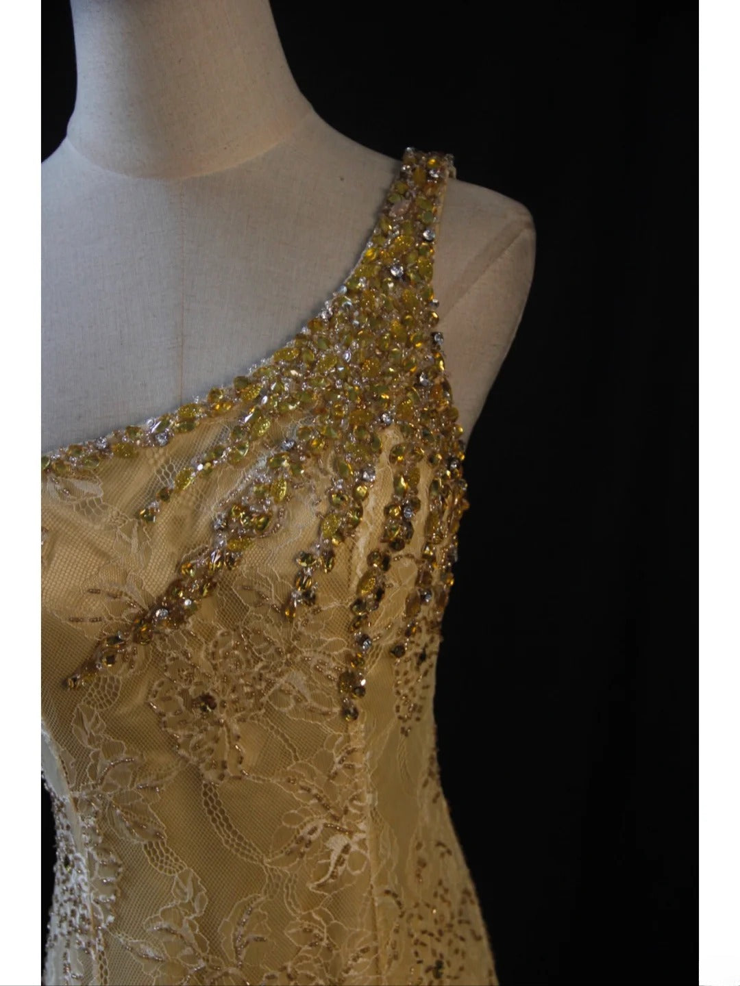 Robe de bal longue sirène rétro années 50, asymétrique, en mousseline jaune ornée de perles dorées et de dentelle. Inspiration pour une tenue de 22 ans ou une robe de soirée (AS440).