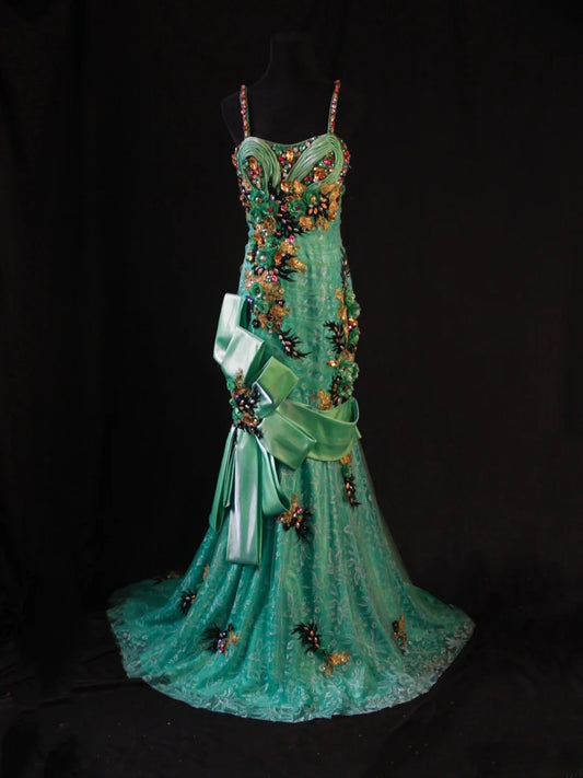 Robe de bal longue vintage sirène à fines bretelles en dentelle verte, style années 80, ornée d'appliqués de perles. Inspiration pour une tenue de soirée d'anniversaire de 18 ans. Référence AS444.