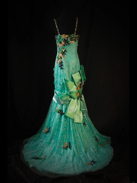 Robe de bal longue vintage sirène à fines bretelles en dentelle verte, style années 80, ornée d'appliqués de perles. Inspiration pour une tenue de soirée d'anniversaire de 18 ans. Référence AS444.