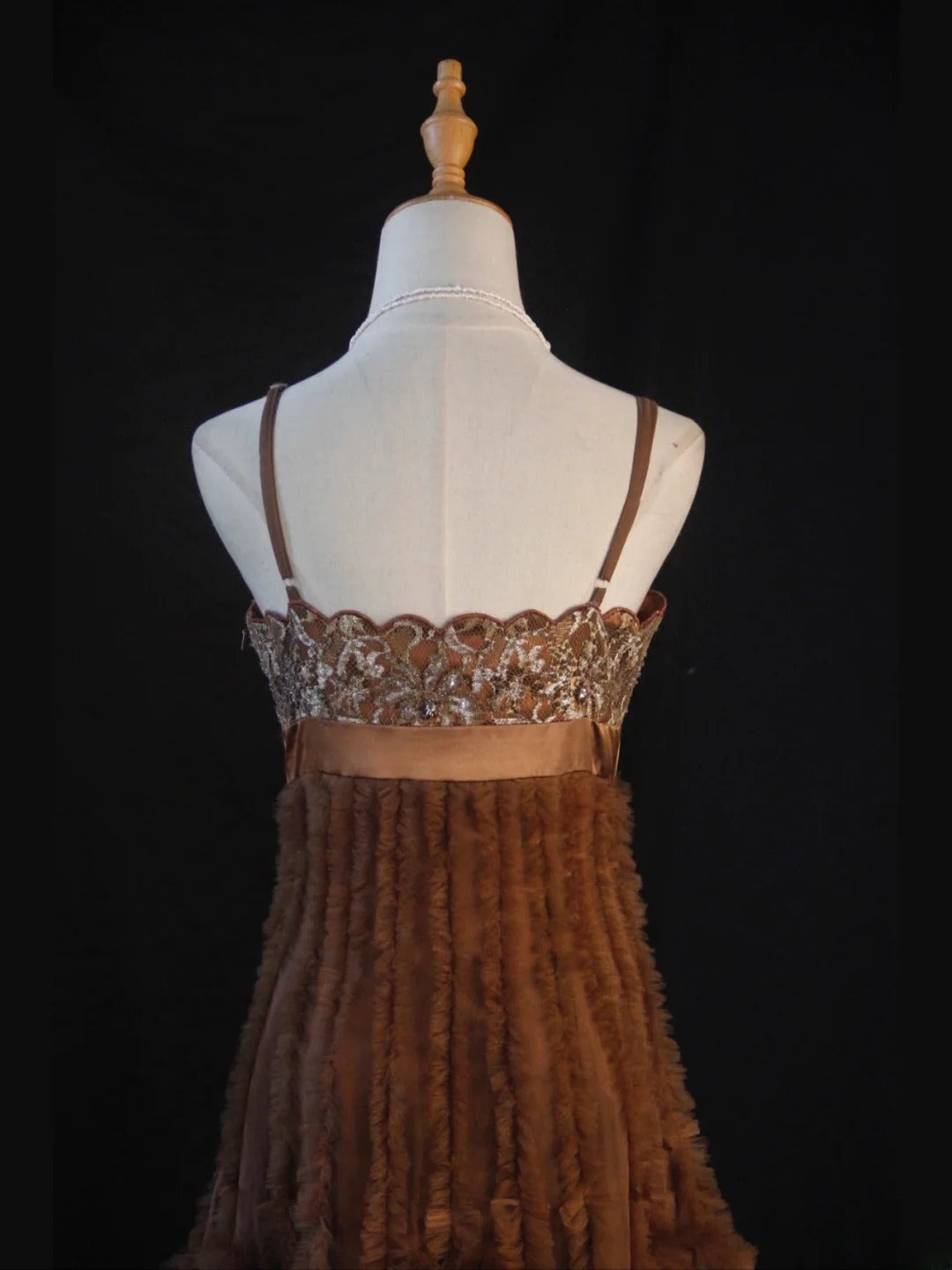Robe vintage trapèze à fines bretelles en tulle marron et dentelle, idéale pour un 18e anniversaire, un bal de promo ou une soirée cocktail (AS445)