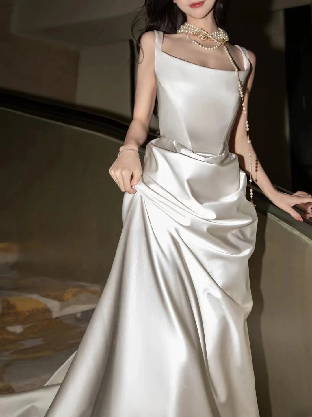 Schlichtes langes Brautkleid, weißes Meerjungfrauen-Brautkleid aus Satin mit Falten, seidiger Satin-Stil für Bräute, figurbetontes Brautkleid AS445