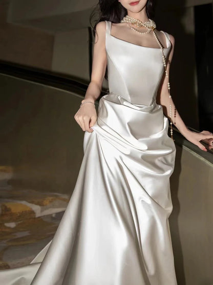 Schlichtes langes Brautkleid, weißes Meerjungfrauen-Brautkleid aus Satin mit Falten, seidiger Satin-Stil für Bräute, figurbetontes Brautkleid AS445